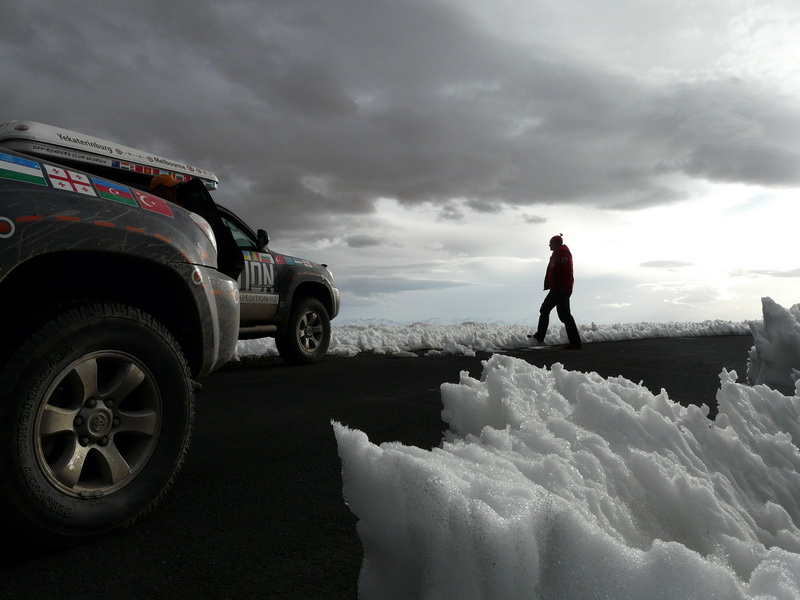 Xinjiang-Tibet Strasse vom dicken Schnee bedeckt im April